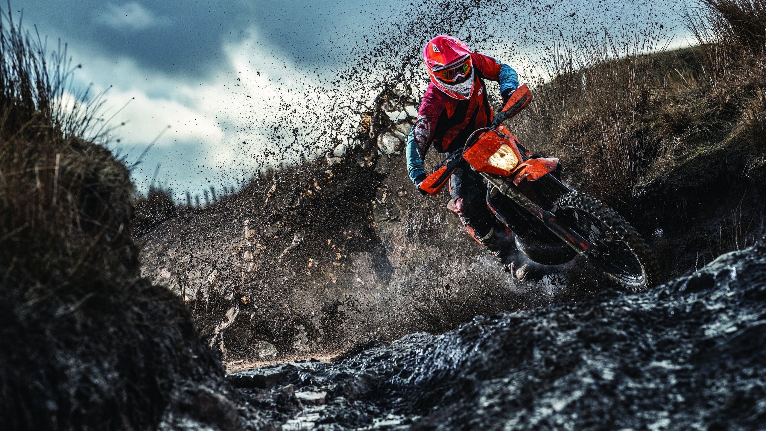 仰泳赛场吉尔吉斯斯坦选手节奏稳定，公路碎石国家标准