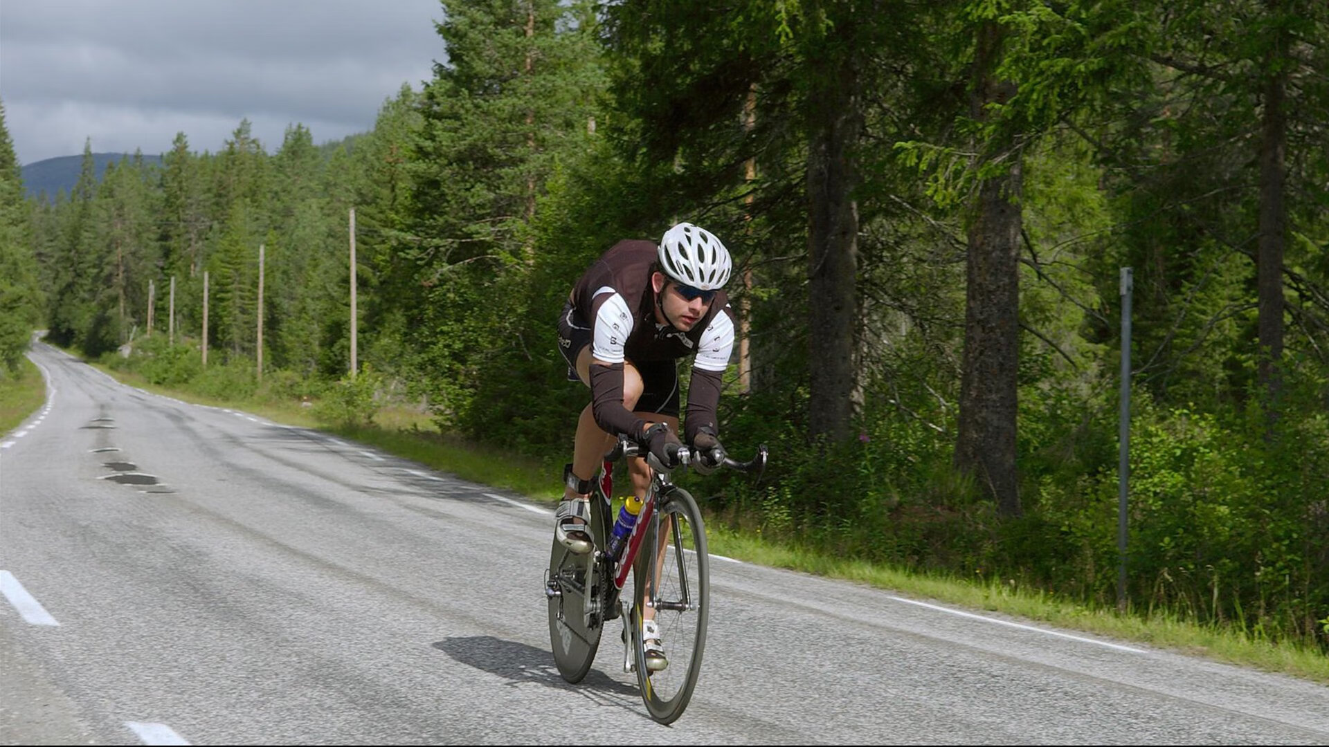 冬季运动体验营吸引大量青少年参与，冬季锻炼活动