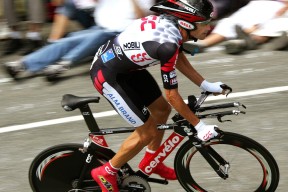 爱游戏娱乐平台-“未来已现：智能赛车引领速度革新”，未来的智能车